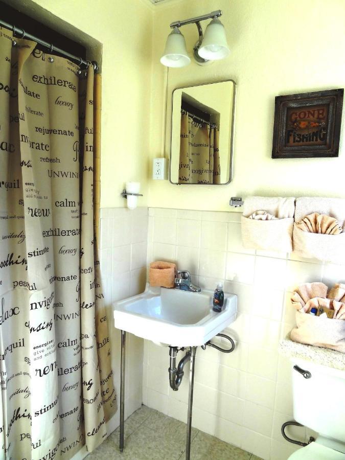 Ji11, Queen Guest Room At The Joplin Inn At The Entrance To Mountain Harbor Resort Hotel Room Mount Ida Extérieur photo
