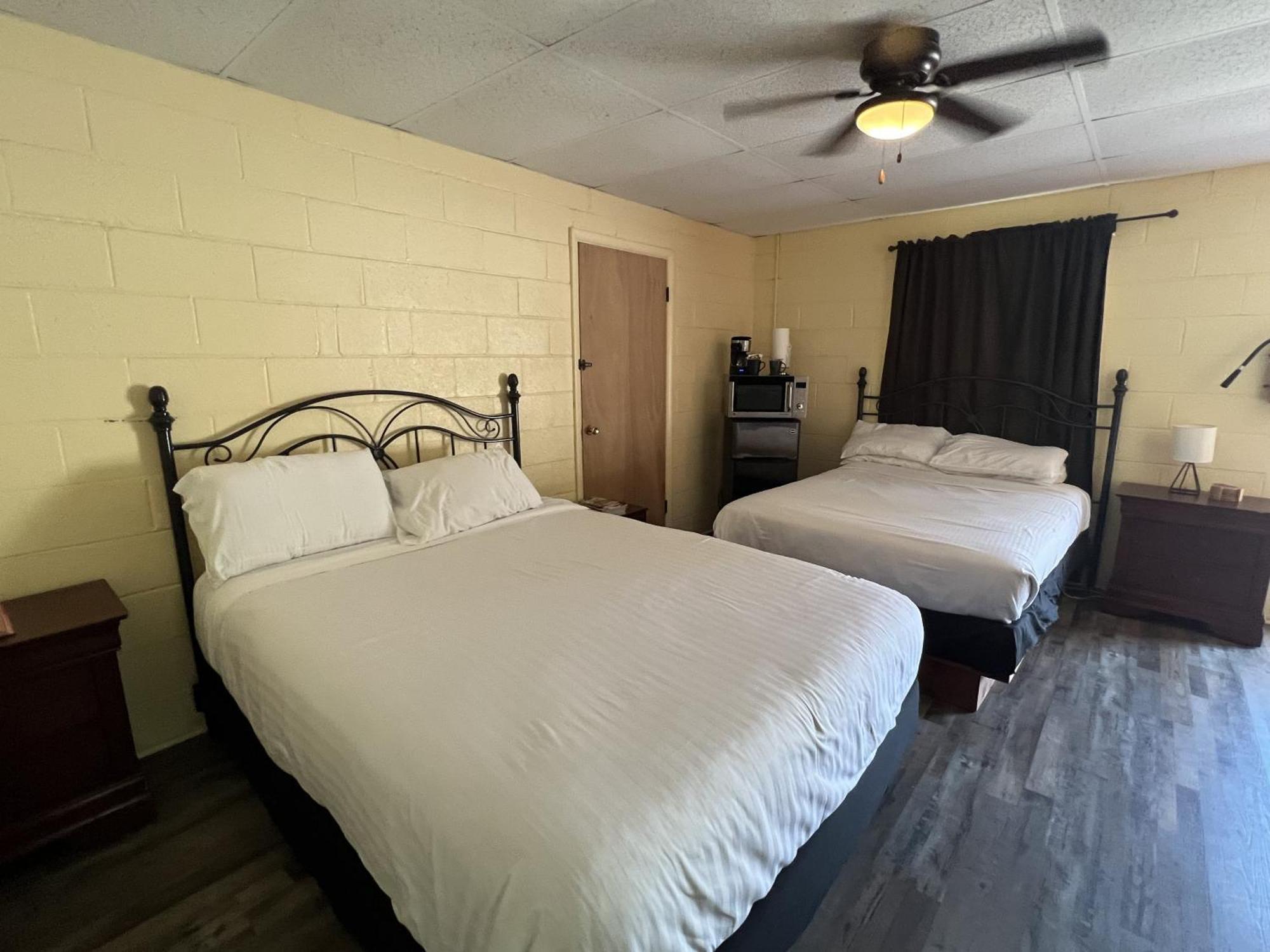 Ji11, Queen Guest Room At The Joplin Inn At The Entrance To Mountain Harbor Resort Hotel Room Mount Ida Extérieur photo