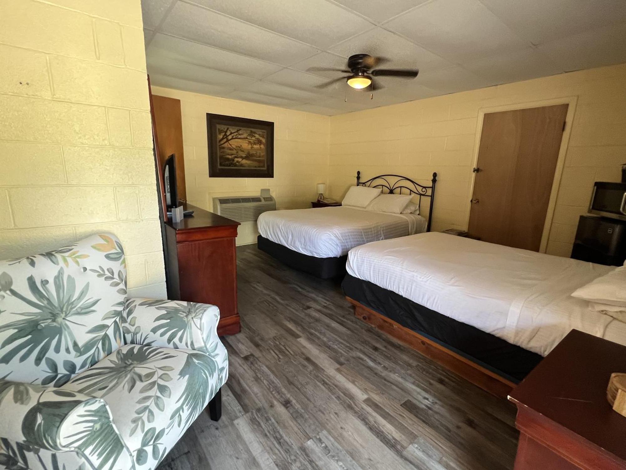 Ji11, Queen Guest Room At The Joplin Inn At The Entrance To Mountain Harbor Resort Hotel Room Mount Ida Extérieur photo